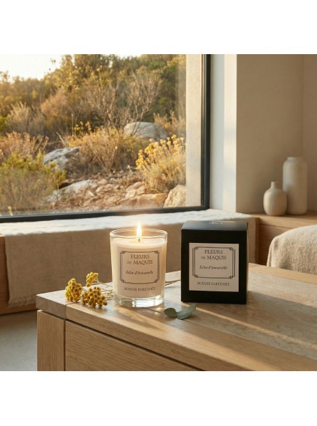 Éclat d’Immortelle, une bougie solaire inspirée du maquis corse au mois d’août.