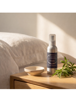 Verveine, une brume d’oreiller fraîche et apaisante aux accents végétaux citronnés.