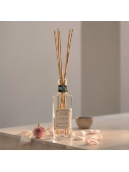 Vent de Roses, un diffuseur d’ambiance floral et délicat à l’élégance douce et lumineuse.