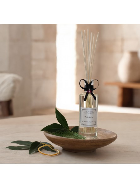 Aria Serena, un diffuseur d’ambiance frais et apaisant entre cédrat vif et thé vert.