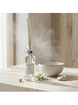 Brume de Criste Marine, un diffuseur d’ambiance frais et minéral aux accents marins et végétaux.