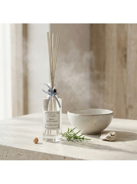 Brume de Criste Marine, un diffuseur d’ambiance frais et minéral aux accents marins et végétaux.