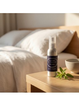 Verveine, une brume d’oreiller fraîche et apaisante aux accents végétaux citronnés.